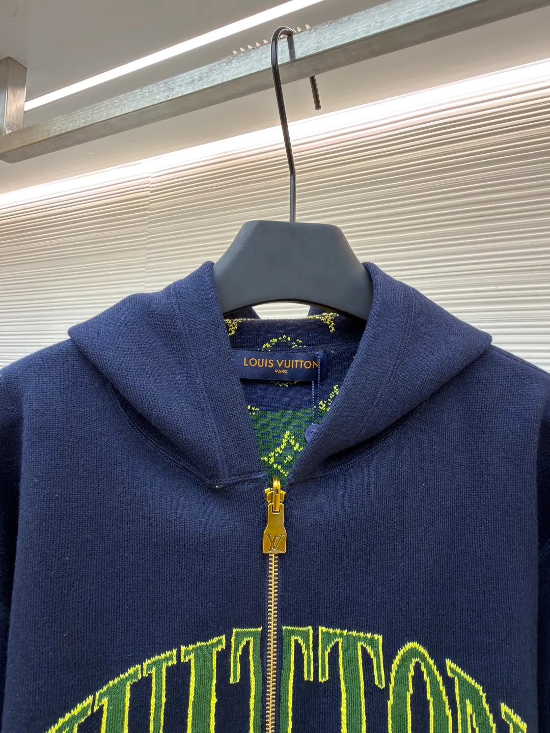 LOUIS VUITTON double-sided cotton-wool blended knitted hoodie ●Original version: Purchased and developed for 27999 ●Item number: 1681379-C50 ●Fabric: cotton fabric ●Technology: knitted jacquard production ●Color: blue-green ●Version: fitted version ●Weight: about 1415 grams ●Size: S-M-L-XL ●Description: Made of cotton-blend knitted fabric, one side is fully printed with the brand's classic Monogram pattern, with green and blue contrasting colors and jacquard craftsmanship, which makes the brand recognizable; the other side is mainly navy blue, with brand letters embroidered on the chest, which is simple and elegant; the hooded design is casual and casual, and can be worn in two ways to unlock various styles to meet the needs of different dressing scenes; the overall version is loose and comfortable, and is tolerant, making it easy to create a trendy and high-end sense. This jacket adopts a double-sided design. One side is mainly navy blue with fluorescent green brand letter jacquard, and the other side is a full-length LV classic logo jacquard spliced ​​with navy blue and green stripes, presenting a diverse style. It has a hooded design and a brand-customized gold zipper, which makes it luxurious and easy to put on and take off. In the weaving process, precision jacquard knitting technology is used. The pattern texture on the front and back sides is clear and three-dimensional, and the yarn is woven tightly and evenly, ensuring that the fabric is soft, skin-friendly and has a good crisp feel. The double front chest pocket design is both practical and beautiful. From jacquard weaving to zipper material selection, every process reflects the brand's strict requirements for craftsmanship. It combines double-sided wear creativity with high-end knitting technology to present a luxurious item with both fashionable recognition and wearable texture. The overall wiring is straight and delicate, the fabric is comfortable and soft, and the color is consistent without color difference. It can be matched with the same style to create a fashionable look and control various occasions. Customized accessories, complete with three standards, same style for men and women!